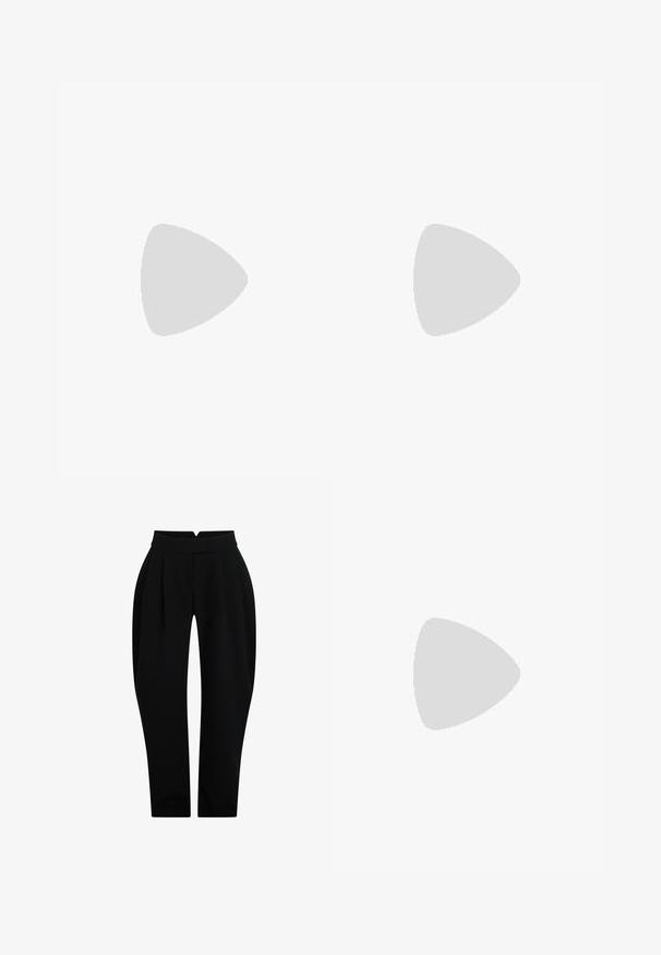 T-shirt cropped cinza com nervuras e mangas curtas, apresentando um detalhe de laço na parte inferior e um pequeno logotipo triangular no peito esquerdo.; Calças pretas ajustadas com uma cintura alta, apresentando pregas frontais, uma textura suave e pernas afuniladas para uma silhueta ajustada.; Sapatos de salto alto em couro preto, tipo slingback, com bico pontiagudo, salto esguio e detalhe decorativo em fivela no peito do pé. Textura suave e design elegante.; Bolsa de mão às riscas pretas e brancas com um formato estruturado, apresentando uma alça superior, uma alça de corrente destacável e um detalhe em logotipo metálico.