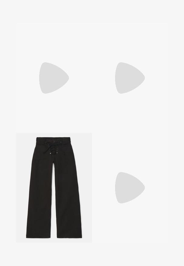 Lühikeste varrukatega roosa topp kõrge kaelusega, millel on diagonaalne keerutamise disain ja heledamates toonides gradiendi lillemuster.; Mustad laiad püksid kõrge vöökohaga, lipsu ees sulgemise ja nupuga. Valmistatud denimist, millel on sile tekstuur.; Mustad nahast pahkluu saapad, millel on paks tald, mitmete rihmade ja kuldsete detailidega. Sile tekstuur, robustne disain.; Sinine tekstuuriga faux nahast käekott, millel on hõbedane ketirihm ja logo aktsent ees. Klambri sulgemine ja klapi disain.