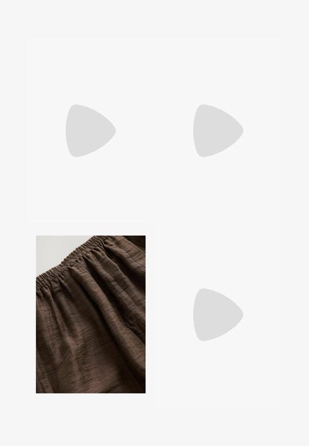 T-shirt rossa a V in morbido tessuto con maniche corte, abbinata a pantaloni corti neri, caratterizzata da una vestibilità rilassata e un design minimalista.; Tinta marrone con elastico in vita e tessuto testurizzato, caratterizzato da morbide pieghe stropicciate e una tonalità terrosa ricca. Adatto per l'abbigliamento casual.; Sandalo nero con cinturini, dalla punta squadrata e tacco basso a blocco. Presenta diversi cinturini sottili e una cinturini regolabile alla caviglia. Realizzato in pelle liscia.; Borsa a tracolla in pelle nera trapuntata con una catena dorata e un fermaglio a scatto con un accento circolare. Forma rettangolare compatta.; Mango Bracciale - gold-coloured