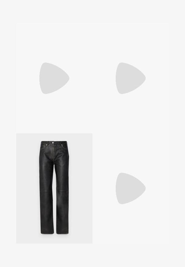 Samsøe Samsøe DOU - Langarmshirt - black; Schwarze Lederhosen mit geradem Bein-Design, die subtile Nähte, einen Metallknopfverschluss und klassische Taschenplatzierungen aufweisen.; Blaue sandaletten mit Blumenmuster, quadratischer Zehenpartie, breitem Riemen und verstellbarem Knöchelriemen, ausgestattet mit einem strukturierten Holzblockabsatz.; Schwarze Lederhandtasche mit geschwungener Form, einem einzigen Tragegurt, Reißverschlussverschluss und dezentem Branding auf der Vorderseite. Glatte Textur, minimalistisches Design.