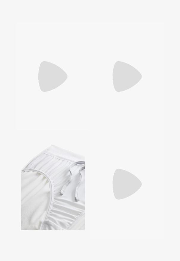 Világoskék, hosszú ujjú sportpulóver félcipzáros gallérral, sima felülettel és kontrasztos szürke varrással a varrások mentén.; Fehér sportnadrág texturált derékpánttal, ráncolt oldali részletekkel és lapos húzózsinórral. Puha anyag sima felülettel.; Fehér sportcipők, texturált felsőrésszel, fűzős kialakítással és hullám alakú párnázott talppal. Diszkrét márkázás az oldalon.; Áttetsző, könnyű keretes biztonsági szemüveg szürke kiegészítőkkel. Wraparound kialakítással és állítható orrnyereggel rendelkezik.