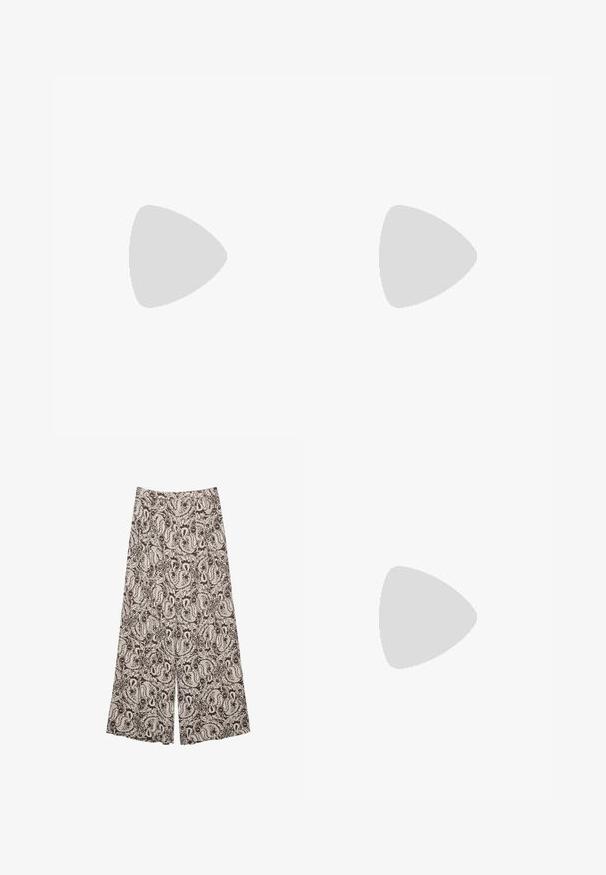 Hnedý top s drapovanou látkou, s naťahovaním na rukávoch a tele, okrúhlym výstrihom a hladkou textúrou.; Stradivarius FLOWING PRINTED PALAZZO - Nohavice - dark brown; Čierne lakované sandále na podpätku so štvorcovou špičkou, navlečenými remienkami okolo členku a striebornými prackami. Disponujú masívnym blokovým podpätkom pre stabilitu.; Hnedé želvovinové okuliare s oválnymi sklíčkami, tenkými ramenami a priesvitnými akcentmi. Obsahujú jemný logo na stranici. Štýlový, ľahký dizajn.