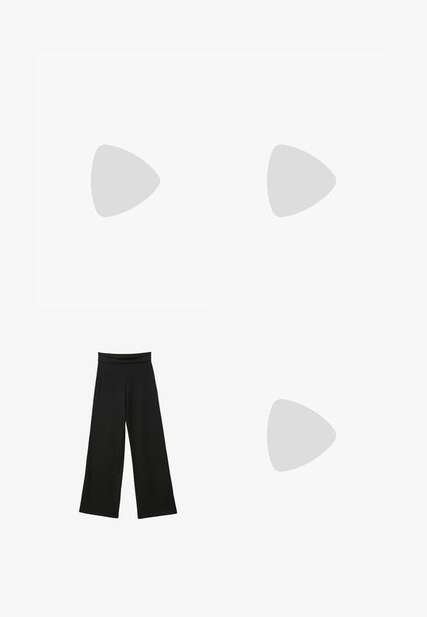 Weißes Langarm-Sportoberteil mit roten und schwarzen geometrischen Mustern sowie dem Schriftzug "981 sports REPLAY" auf der Vorderseite, mit einem hohen Kragen.; Schwarze weite Hosen aus weichem Stoff, mit einem hohen, dehnbaren Bund, langen Beinen und ohne sichtbare Muster oder Akzente.; Rosa Absatzsandalen mit gläzendem Finish, die ein Zehensteg-Design und einen schmalen, metallischen Absatz aufweisen. Glatte Textur und minimalistischer Stil.; Rote Leder-Hobo-Tasche mit einer weichen, strukturierten Oberfläche, einem einzelnen Schulterriemen und einer runden, lässigen Form.; Silberne Armspange mit einem gewellten, strukturierten Design und offenen Enden. Die glatte, reflektierende Oberfläche hebt die einzigartige Formgebung hervor.