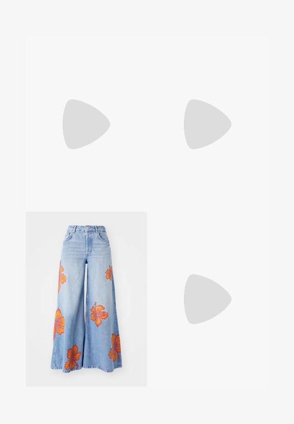 Blomstrete cami-top med volangstropper, som har en blanding av lys grønn, gul og ferskenmønstre. Mykt, lett stoff.; Vide bened salvje lys blå denim jeans med livlig oransje hibiskusblomst broderi foran. Høyt liv med klassisk knappeåpning.; Lilla tresko med høy, chunky hæl, laget av teksturert materiale. Har ventilasjonshull og sølvdetaljer på forsiden.; Even&Odd Håndveske - pink
