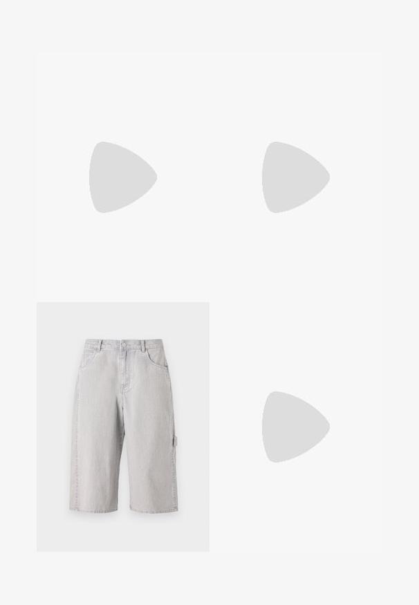 To ribbede tanktopper i rød og svart. Hver av dem har tynne stropper, en slank passform og en myk bomullstekstur. Ingen synlige logoer eller mønstre.; Lys grå denimshorts med avslappet passform, som har et fem-lommers design og en side cargo-lomme. Teksturert stoff med subtilt falming.; Slingback høyhælte sko i blankt mørkebrunt patentlær, spiss tå, åpne sider og justerbar ankelrem.; Svart skinn skulderveske med glatt tekstur, buet form, justerbar stropp og glidelås. Minimalistisk design uten dekorasjoner.