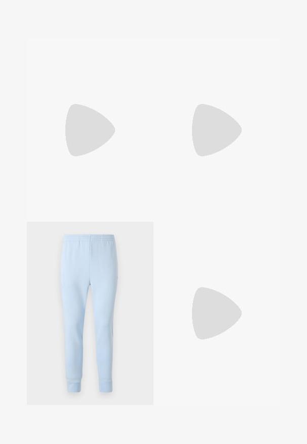 Bela bombažna majica s kratkimi rokavi, ovratnikom v krogu in zavitimi manšeti; brez okrasnih elementov, mehak pridih in ravna kroja.; Svetlo modri trenirki iz mehkega materiala, z elastičnim pasom in zoženimi manšetami. Brez vidnih vzorcev ali kovinskih dodatkov.; Lacoste teniske v temno sivi barvi z mrežasto in sintetično prevleko, s teksturiranim podplatom in rjavimi detajli na ovratniku ter blagovni znamki.; Fanny pack v temno modrem tie-dye potisku z zipom na vrhu, teksturirane materiala in izraženo logotipno podrobnostjo spredaj.