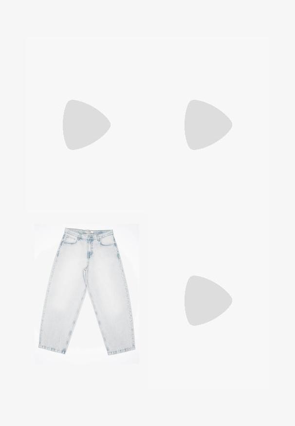 Top a maniche lunghe e collo tondo in tessuto grigio chiaro. Presenta cuciture piatte e spacchi laterali per facilitare i movimenti, con una texture liscia e morbida.; Jeans in denim azzurro chiaro con una vestibilità ampia e gionfiante. Presentano cinque tasche, chiusura con bottone e dettagli cuciti. Texture sbiadita e gambe dritte.; Stivale alla caviglia in suede tan con collare imbottito nero, occhielli in metallo dorato, dettagli in cucitura bianca e suola in gomma robusta con battistrada pronunciato.; Borsone Puma bianco con manici neri, piping neri e logo Puma nero sul davanti, mostrato su uno sfondo bianco.