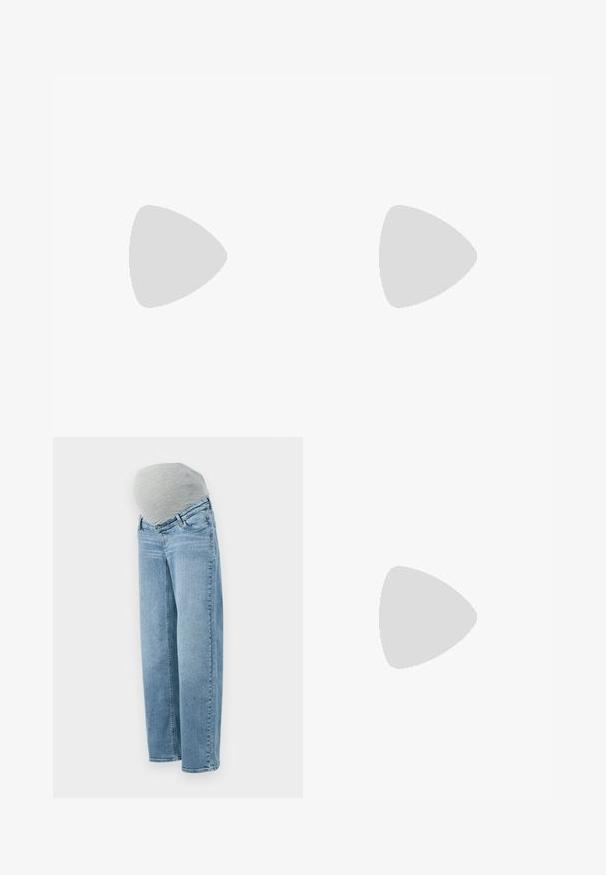 To korte ribbede t-shirts med korte ærmer, en i hvid og den anden i sort, der har en bølget kant og en tætsiddende pasform.; Graviditetsjeans med en lys blå vask, afslappet pasform og grå elastisk mavebånd for komfort og fleksibilitet under graviditeten.; Sorte læder ankelstøvler med rund tå, snørebånd foran og en tyk gummisål med struktureret slidbane. Hæfteløkke bagpå.; Sort håndtaske med struktureret form, glat overflade og metalspænde. Sammen med brede sorte bukser og sandaler med åben tå på trægulv.