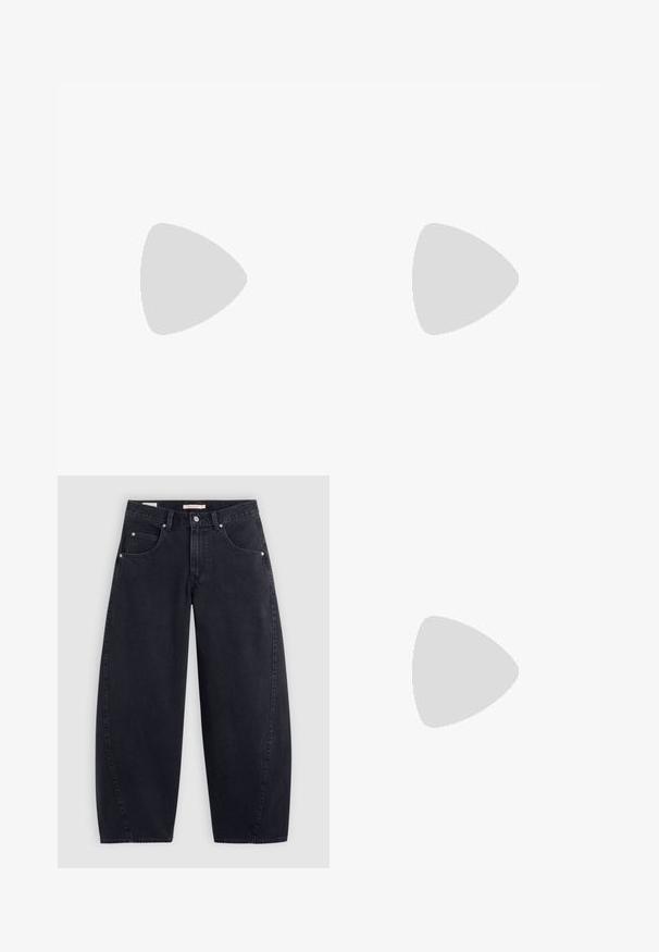 T-shirt en coton blanc à manches courtes, col rond, coupe décontractée, texture lisse et sans motifs ni accents visibles.; Jean large en denim noir à taille haute, avec deux poches avant et des accessoires en argent. Texture lisse, détails de couture minimaux et coupe droite.; Sneakers en suède beige avec des rayures blanches, semelles en caoutchouc et bout arrondi. Associés à un jean en denim ample, présentant une coupe droite et un tissu bleu.; Grand sac fourre-tout en toile beige avec des poignées en cuir marron, présentant un design minimal et des accents de couture visibles.