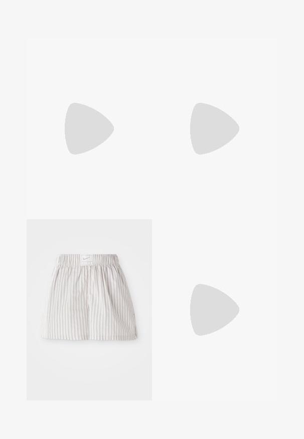 Vit crop top med marinblå axelremmar, prydd med den broderade logotypen "ellesse" i rosa. Slät tyg, justerbara knytningar på axlarna.; Ljusgrå randiga shorts gjorda av mjukt tyg. Har en elastisk midja med en Nike-logotagg i mitten.; Bruna läderloafers med rund tå, snördetaljer och metallöglor. Slät yta med en lätt glans. Flexibel sula för komfort.; Svarta rektangulära solglasögon med mörka linser, tillverkade av slät plast. Har guldtext på sidan, eleganta skalmar och en modern design.