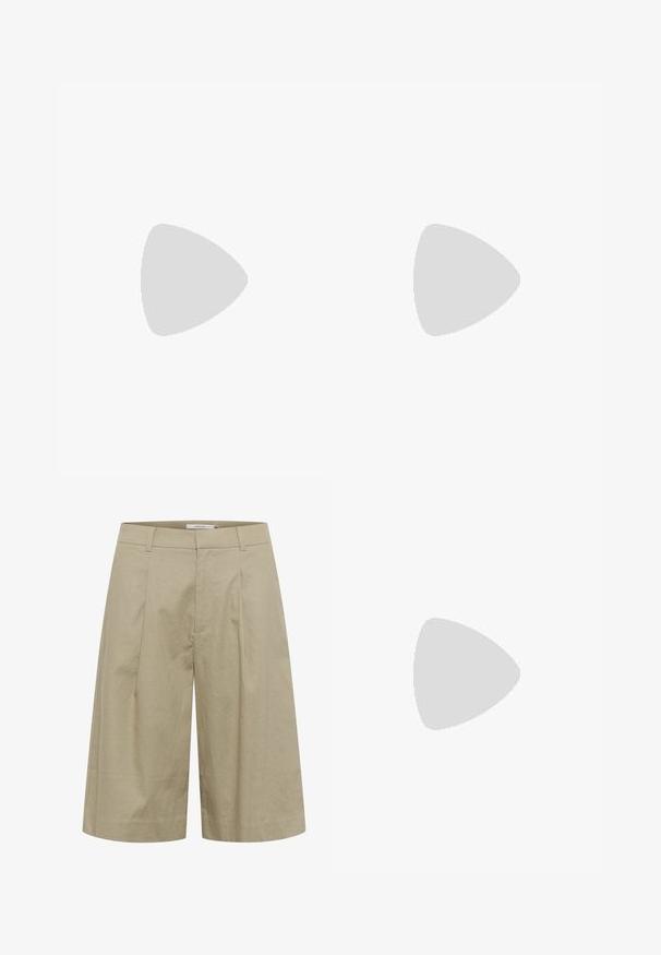 T-shirt bianco a maniche corte e scollo a V, con un design di farfalla testurizzato ricamato in filo crema sul davanti.; Culotte in lino beige con design a gamba larga, dotato di pieghe frontali e una superficie liscia. La vita è piatta senza chiusure visibili.; Scarpa slingback a punta in pelle bianca sporca, caratterizzata da un tacco basso e un design con ritagli, dal texture liscia e con accenti minimi.; Orecchini a cerchio in oro con un design liscio e arrotondato e una finitura lucida, dotati di un gancio per la chiusura. Incisi con "DKNY."