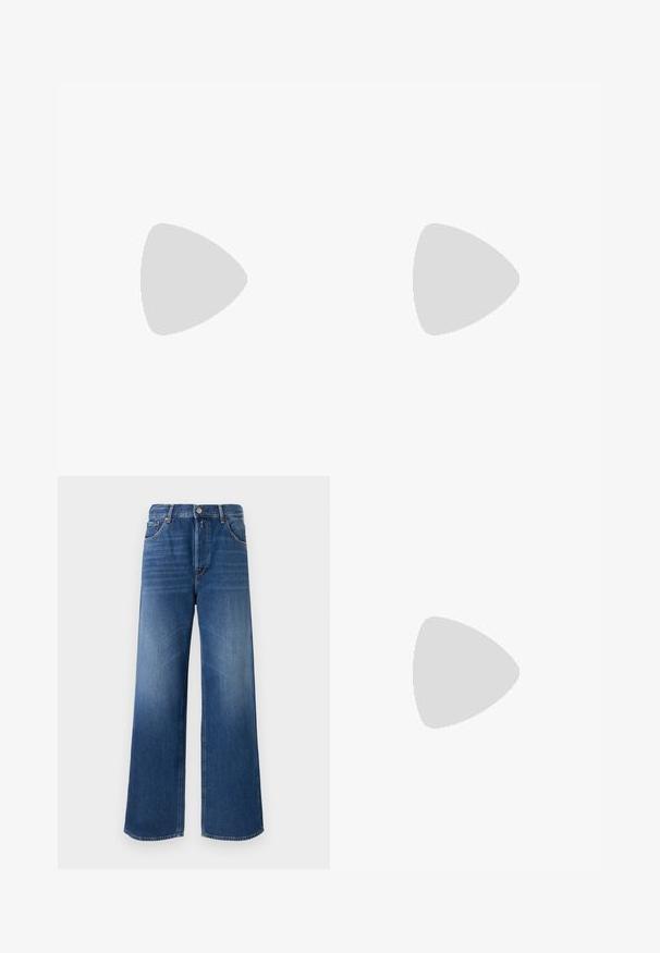 Zwarte cropped t-shirt van katoen, met een ronde halslijn en korte mouwen. Inclusief een opgestikte pocket met een "REPLAY" label.; Wijd gesneden denim jeans in middelblauw, met een vijf-pocket ontwerp, knoopsluiting en subtiele vervaging op de dijen voor textuur.; Zwarte leren enkelboot met een slappe schacht, gespsluiting en een dikke, robuuste zool. Beschikt over een ronde neus en een gladde textuur.; Zwarte leren hobo tas met een gladde textuur, kromme vorm en een enkele verstelbare schouderband; heeft een brede opening aan de bovenkant.