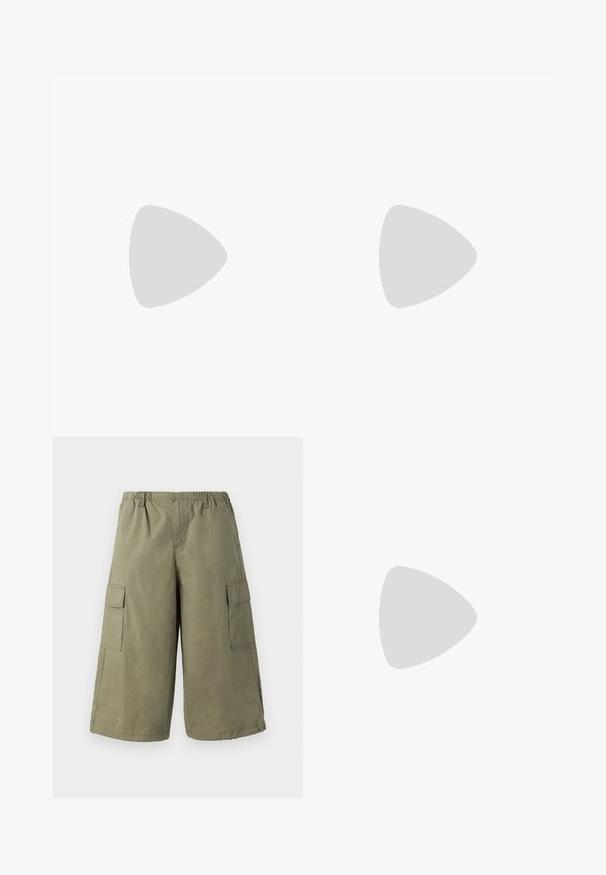 Top nero senza maniche realizzato in un materiale liscio e elastico. Presenta un colletto rotondo e una silhouette aderente. Nessun motivo o accento visibile.; Shorts cargo in cotone verde oliva, con vita elastica, due tasche laterali e due tasche applicate sulle cosce.; Sandalo in pelle nera con punta aperta, ampia fascia sul piede e cinturino alla caviglia con fibbia d'argento. Design con tacco a blocco.; Collana in oro con pendente ovale caratterizzato da un design intricati e un accento centrale in pietra, con una finitura delicata e texture.