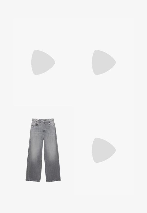 Weißes T-Shirt mit kurzen Ärmeln und rundem Ausschnitt, ausgekleidet mit einem Muster aus kleinen schwarzen Punkten. Weicher Stoff mit lockerer Passform.; Graue Jeans im weiten Schnitt mit hohem Bund, fünf Taschen, verwaschenem Finish und kontrastierenden Nähten. Verfügt über einen Knopfverschluss und Gürtelschlaufen.; Braune Leder-Balletschuhe mit runder Spitze und kleinem Blockabsatz. Mit einer dünnen Schleife an der Vorderseite und dezenten Steppnähten.; Braune Leder-Umhängetasche mit einem weichen, geschwungenen Design, das eine gefaltete Textur aufweist und über zwei robuste Griffe verfügt. Minimalistische Nähte setzen Akzente.