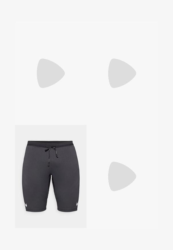 Weißes ärmelloses Sporthemd aus atmungsaktivem Mesh-Stoff, mit einem runden Halsausschnitt und kleinem schwarzem Nike-Logo auf der linken Brust.; Schwarze Sportshorts aus geripptem Stoff, mit einem Kordelzugbund und einem kleinen weißen Nike-Logo auf der linken Seite.; Weißer Sportschuh mit einem Obermaterial aus Mesh, glatten Überzügen, grauen Akzenten, Schnürsenkeln und einer gepolsterten Sohle, die für Leistung ausgelegt ist.; Sonnenbrille mit einem weißen Rahmen, grauen Akzenten und blauen Spiegellinsen. Sportliches Design, umschließende Form und verstellbare Nasenpads.