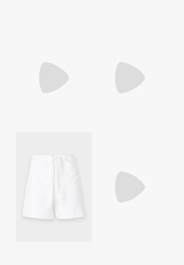 Hvit kortermet t-skjorte laget av bomull, med en hevet "GUESS" logo dekorert med små paljetter over brystet.; Hvite shorts med knyting i livet, med to sidelommer og et glatt, teksturert stoff. Klassisk snitt med rene linjer.; Sorte lærhøye hæler med spiss tå og glatt tekstur, med en slank hæl og minimalistisk design.; Svart paljettmini-veske med en knyttet teksturert stropp og sølvkjede. Rund form med samlet topp og reflekterende detaljer.