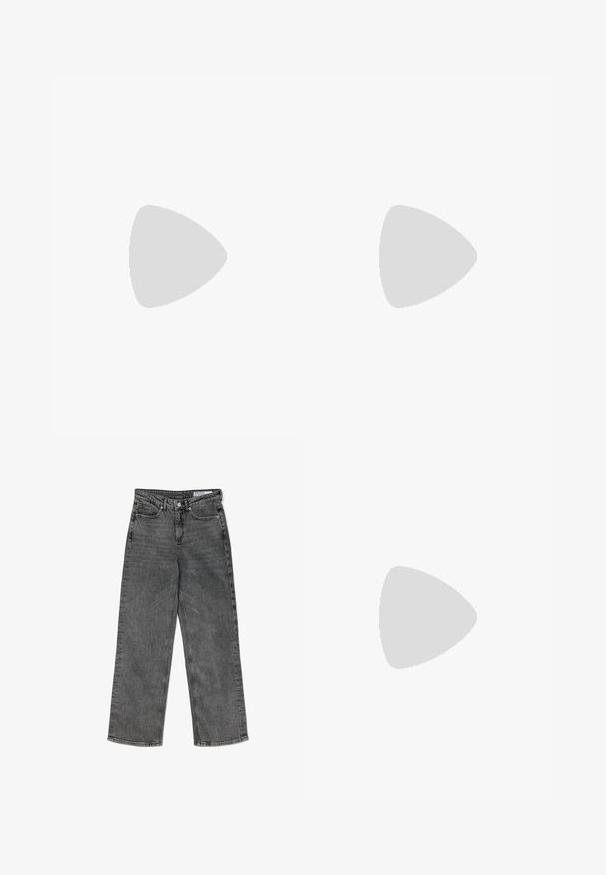 Tricou cu mânecă lungă de culoare gri deschis, confecționat dintr-un material moale din bumbac. Are un decolteu rotund și o siluetă ajustată, fără modele sau accente.; Jeans gri cu picioare largi, din denim, având un efect ușor de spălare, cu cinci buzunare, cusături la margini și închidere frontală cu buton.; Botină neagră până la gleznă, fabricată din piele netedă, cu vârf ascuțit, toc tip bloc și cusături proeminente distincte la marginea superioară.; Geantă din piele neagră cu un design matlasat, având un mâner superior și accesorii de nuanță aurie, ținută de o persoană îmbrăcată în pantaloni bej.