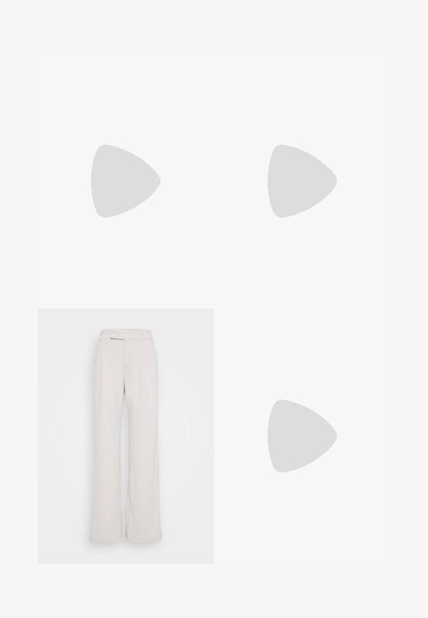 Musta lyhythihainen crop-t-paita, joka on valmistettu pehmeästä kankaasta. Siinä on pyöreä kaula-aukko, leveät lyhyet hihat ja rento istuvuus. Ei näkyviä kuvioita tai varusteita.; Vaatteet, joissa on leveät lahkeet vaaleanbeigessä kankaassa, tiukka vyötärö, etupuolella poimut ja sileä tekstuuri. Rentoa muotoilua, ei näkyviä kuvioita tai metalleja.; Musta lakattu nahka sandaali matalalla korolla, jossa on ristiin menevät hihnat ja säädettävä nilkkaremmi. Pinnan sileä ja kiiltävä.; Beige laukku, joka on valmistettu pehmeästä materiaalista, ja siinä on rento muotoilu, ommeltu yksityiskohtia ja kaksi olkahihnaa. Sopii päivittäiseen käyttöön.