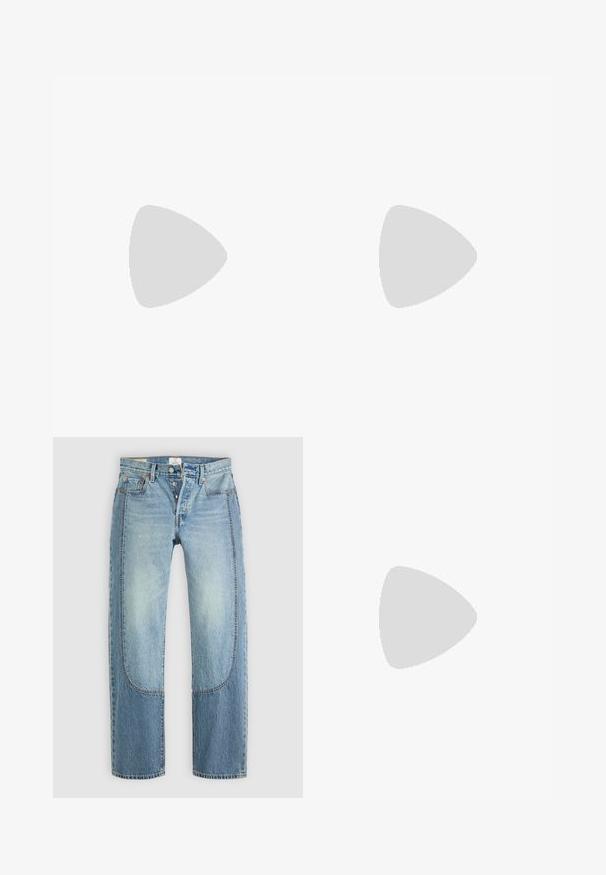 Hvit t-skjorte med korte ermer laget av bomull. Har rund hals, avslappet passform og glatt tekstur uten mønstre eller detaljer.; Lyse blå denimjeans med rett, løs passform, med kontrasterende paneldetaljer og fem-lomme design. Knappefeste.; Brune semskede båtsko med snøring, med rund tå og sømde accenter. Brukt med hvite kordfløyelsbukser i en tre-inspirert setting.; Solbriller med kantede sorte rammer på en modell med en grå genser, som fremhever teksturert strikk og en svart skinnjakke brukt av en annen modell.