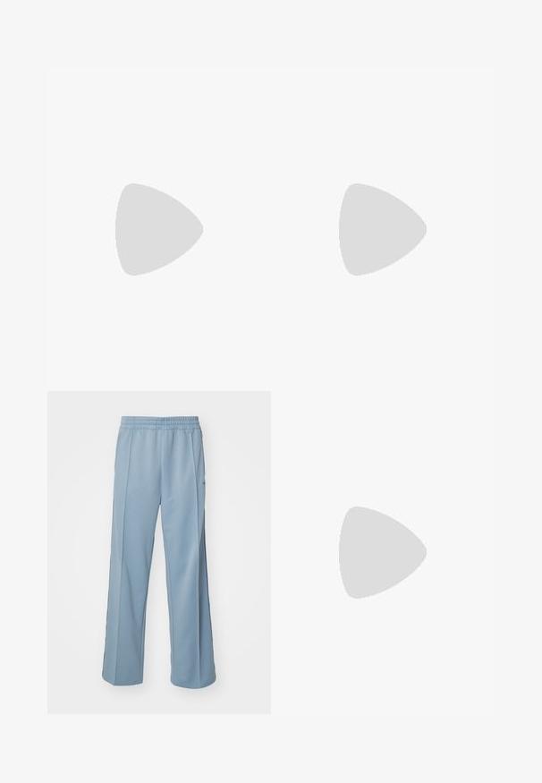 Lys grønn bomull T-skjorte med rund hals, korte ermer og et lite firkantet merke på venstre bryst. Myk tekstur.; Carhartt WIP BOLAN PANT - Joggebukse - dusty ice/positano; Svart skinn loafers med en kvastdetalj, med en tjock svart sula och gul sömnad längs kanten. Texturerad yta.; Hvit skjellkjede bestående av uregelmessige former, båret over en tettsittende hvit tanktop. Glatt tekstur med subtil glans, tettsittende design.