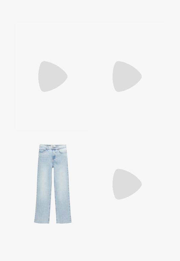 Polo tričko s krátkým rukávem ve světle růžové barvě s bílými pruhy, s límečkem a tříknoflíkovou légou, vyrobené z hladkého materiálu.; Světle modré široké džíny vyrobené z denimu s vysokým pasem, pěti kapsami a zapínáním na knoflík. Obsahují minimální detaily šití.; Světle modré sportovní boty s vrstveným a syntetickým svrškem, zdobené bílými puntíky a reflexními akcenty, šněrovací design a odpružené podešve.; Černá kožená kabelka s dvojitými ramenními popruhy, obdélníkový tvar a minimalistický design na bílém pozadí.; Zlaté náušnice ve tvaru kruhu, obklopené malými průhlednými kamínky. Kudrnaté, načervenalé hnědé vlasy a hladká pleť s pihami.