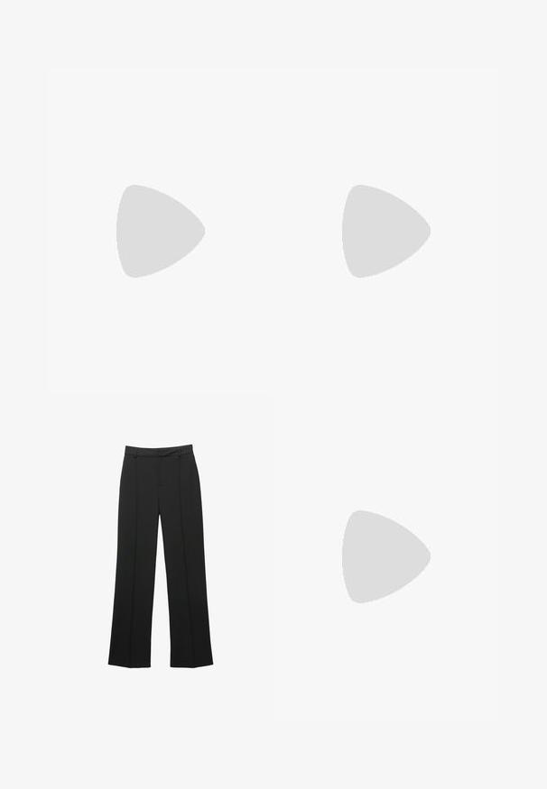 Ärmelloses Top in Schwarz und Creme mit Batikmuster, das einen drapierten Ausschnitt und strukturierten Stoff aufweist, mit diagonalen Rüschen und unterschiedlichen Mustern.; Schwarze gerade geschnittene Hose aus glattem Stoff, mit flacher Vorderseite, Gürtelschlaufen und ohne sichtbare Taschen, in maßgeschneiderter Passform.; Schwarze Wildleder-Plattformabsätze mit einem dicken Blockabsatz, runder Zehenpartie und einem Knöchelriemen, der mit einer Metallschnalle gesichert ist. Glatte Oberfläche über das gesamte Schuhwerk.; Schwarze Leder-Geldbörse mit Klappverschluss, goldfarbener Hardware und Logo-Akzent. Inklusive abnehmbarem Trageriemen.