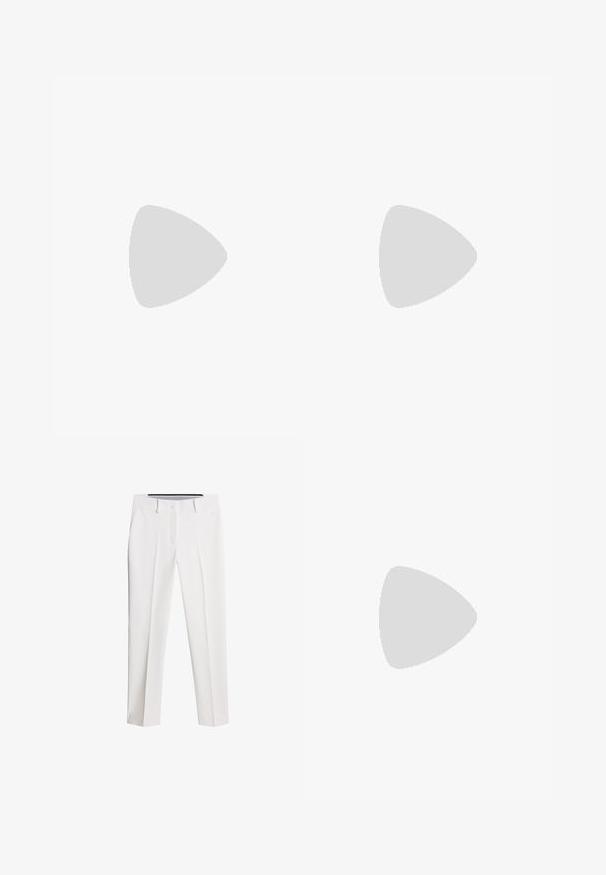 Vit piké med korta ärmar, med dragkedja vid kragen och ett rosa abstrakt mönster på sidorna. Tillverkad av strukturerad tyg.; Vita byxor av slätt tyg, med raka ben, framfickor och knappstängning med diskreta veck.; Vita golfskor med syntetiskt ovandel, texturerade paneler och snörningsdesign. Har framträdande utstickande dobbar på yttersulan och vadderade innersulor.; Marinblå kanvas duffelväska med tan läderremmar, dragkedjestängning och en liten röd logodetalj på framsidan, med en bred och rymlig design.