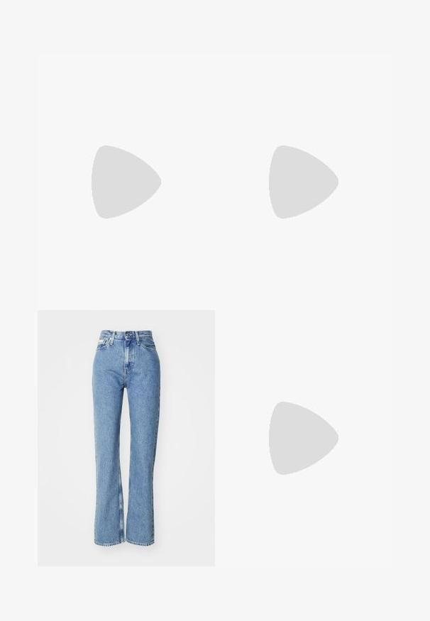 T-shirt bianco in cotone con maniche corte, caratterizzato da un piccolo logo grigio "Calvin Klein Jeans" al centro davanti. Collo rotondo classico.; Jeans di jeans azzurro chiaro con vita alta, silhouette a gamba dritta e orli sfrangiati. Presentano una chiusura con bottone frontale e un design a cinque tasche.; Mocassini in pelle verniciata nera con punta arrotondata, fascia decorativa e dettaglio in metallo argentato sulla parte anteriore. Tacco quadrato e suola texturizzata.; Orecchini a cerchio in oro con un design liscio e arrotondato e una finitura lucida, dotati di un gancio per la chiusura. Incisi con "DKNY."