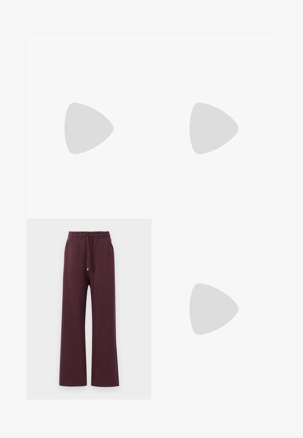 Béžové bavlněné tričko, krátké rukávy, kulatý výstřih, s výrazným tmavým textem: "ŘÍKAL JSEM SVÉMU ŠEFOVI" tištěným na přední straně.; Bordové kalhoty s širokými nohavicemi, elastickým pasem, šňůrkou a bočními kapsami. Vyrobené z měkkého, hladkého materiálu s volným střihem.; Černý lodičkový bot s špičatou špičkou, pokrytý texturou krokodýlí kůže, s elegantním designem, vysokým stiletto podpatkem a hladkým černým interiérem.; Černá kabelka s texturovaným designem, zdobená stříbrnými hroty a masivním stříbrným řetízkem. Má elegantní, minimalistický tvar.