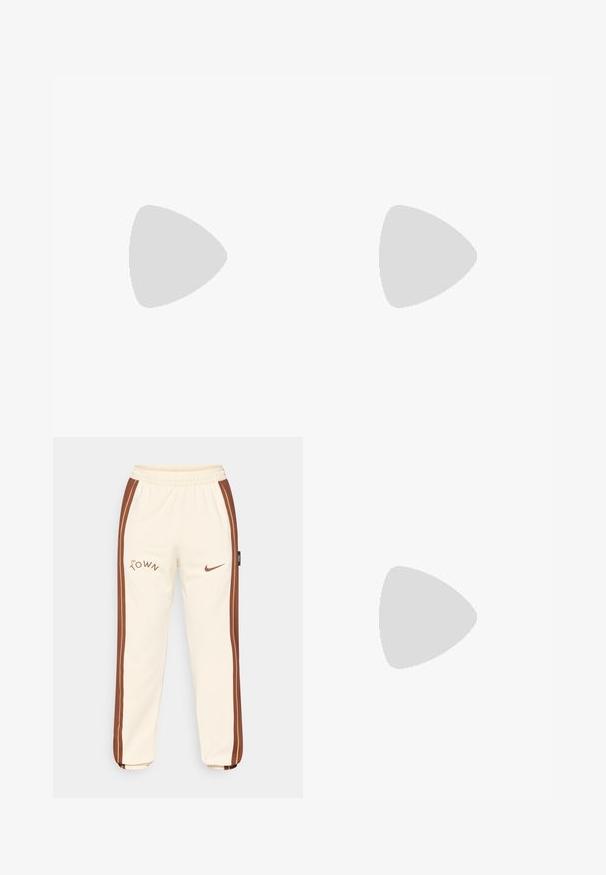 T-shirt de algodão na cor creme com decote redondo, mangas curtas e impressão preta "NIKE ATHLETIC DEPT." no lado esquerdo do peito. Textura suave, ajuste descontraído.; Calças de moletom creme com riscas laterais castanhas, apresentando o logótipo "The Town" e o swoosh da Nike. Cintura elástica e punhos canelados. Material suave e liso.; Ténis Nike em off-white com parte superior em malha texturizada, detalhes em castanho e sola acolchoada. Design leve com biqueira arredondada e fecho com atacadores.; Mochila Nike em branco com logótipo dourado e texto "ELITE", fechos com zip e bolsos laterais em rede, e base inferior preta. Textura suave.