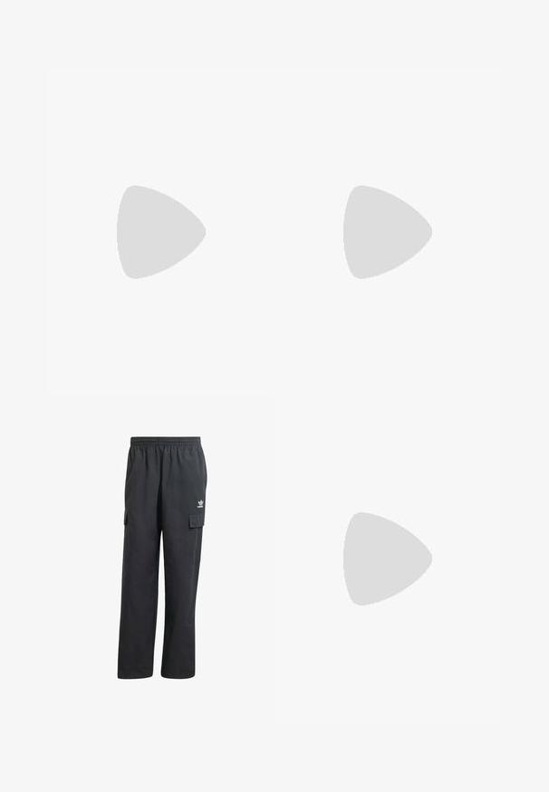 Hvit langermet t-skjorte laget av bomull. Har en liten gyllen logo på brystet og rund hals. Enkelt design og standard passform.; Sorte cargo-bukser med elastisk linning, to sidelommer og en subtil logo på venstre lår. Fremstillet af et letvægtsstof.; Brune og blå rutete vide bukser sammen med hvite sko med svarte detaljer og teksturerte såler, satt mot en grønn bakgrunn.; Olivengrønne solbriller med rektangulære linser og oransje helning, med en teksturert ramme og særpregede, vinklede stenger.