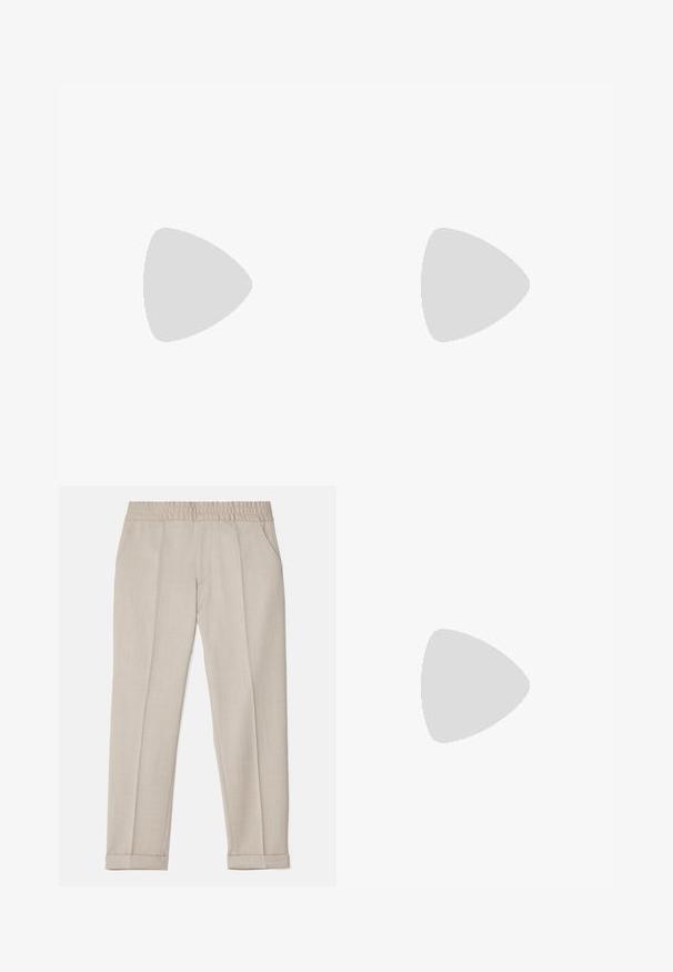 Svart t-skjorte med grafisk design som viser fargerike olympiske ringer, en abstrakt silhuett av en sykkel og et krone-motiv. Laget av bomull.; Filippa K TERRY CROPPED TROUSERS - Bukse - sage melange; Hvite lærersneakers med en jevn overflate, rund tå, flate lisser og en teksturert såle. Har en subtil logo på hælen.; Sorte, runde solbriller med mørke linser og slanke metalarmer. Inkluderer klare temple tips og sølvfargede detaljer ved hengslet. Minimalistisk design.