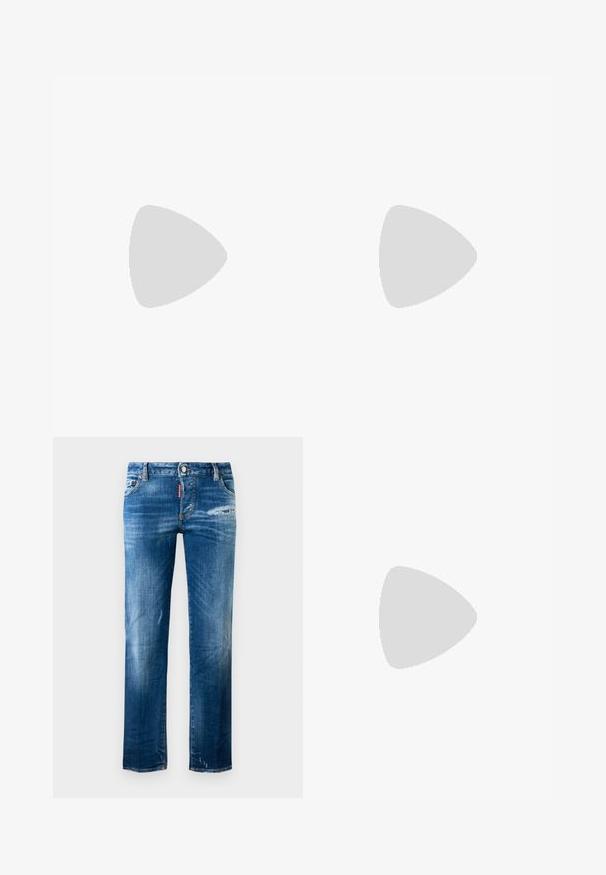 Černý rolák s dlouhým rukávem vyrobený z hladkého, elastického materiálu. Přiléhavý střih s vysokým krkem a bez viditelných vzorů nebo zdobení.; Modré slim fit džíny s jemným vyblednutím, mírným opotřebením na pravém stehně a levém lemu, předními kapsami, poutky na pásek a knoflíkovým zapínáním.; Černý lodičkový bot s špičatou špičkou, pokrytý texturou krokodýlí kůže, s elegantním designem, vysokým stiletto podpatkem a hladkým černým interiérem.; Černá kožená kabelka s křivkovým designem, zdobená stříbrnými hřebíky, s přezkou a dvěma bočními kapsami. Nastavitelný popruh pro různé možnosti nošení.