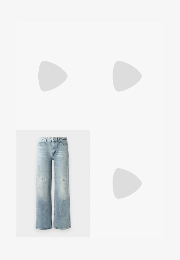 Zwarte doorschijnende blouse met een V-hals en pofmouwen, versierd met gelaagde bloemenapplicaties. Lichtgewicht, getextureerde stof met een doorzichtige uitstraling.; Lichtblauwe wijde spijkerbroek van denim, met een kleurverloop en versieringen van zilverkleurige strassstenen in een verticaal patroon.; Paul Smith TOPANGA - Ballerina's - black; Zwarte lederen handtas met een gebogen ontwerp, voorzien van zilveren studs, een gesp en twee zijvakken. Verstelbare schouderband voor verschillende draagmogelijkheden.