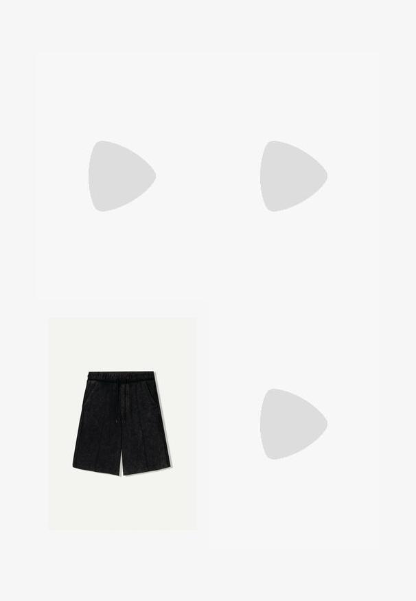 Jaded London LAZYWILLY WINGS - Majica z dolgimi rokavi - white; Črne hlače kratke, z elastičnim pasom in vrvico, z dvema stranskima žepoma in teksturirano tkanino za dodatno vizualno zanimivost.; Srebrne športne copate z metalik zaključkom, črnimi detajli in ravnim gumijastim podplatom. Imajo vezalni dizajn in strukturirano obliko.; Angularne sončne očala s sivim tonom in srebrnim okovjem, postavljena na svetli podlagi. Leče imajo edinstveno geometrijsko obliko.