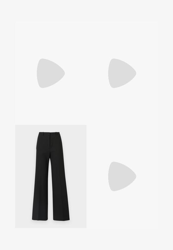 T-shirt en coton blanc avec "DKNY JEANS" en grandes lettres argentées brillantes sur le devant. Manches courtes, encolure ronde.; Pantalons black à jambes larges avec un design sur mesure, présentant une texture lisse et de subtils plis à l'avant. Pas de garnitures ou de motifs visibles.; Talons hauts en cuir noir avec un bout pointu, dotés d'un talon fin et d'un accent en ton or sur la lanière réglable. Texture lisse.; Sac à main en cuir noir avec un design structuré, featuring une forme cropped, une poignée supérieure et des accents en matériel doré. Bandoulière réglable incluse.
