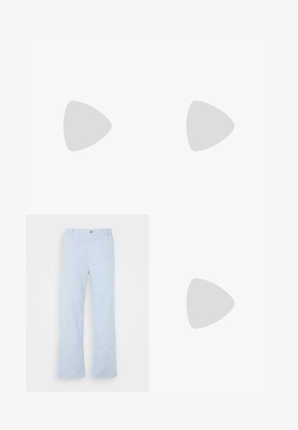 Kortermet rosa bomull t-skjorte med et svart grafisk bilde av en byste, med "BLACK WIDOW"-tekst over og "EST 1993" nedenfor i fet skrift.; Lyseblå bomullsbukser med rett snitt, frontlukking med knapper og sidelommer. Glatt tekstur og minimal sømdetaljer.; Svart slip-on sko med rund tå, med en teksturert overdel, glatt hvit såle, og en subtil merkevaredetalj på siden.; Svarte rektangulære solbriller med mørkerøde linser, med matt finish og rødt logo på stangene. Solid plastinnfatning.