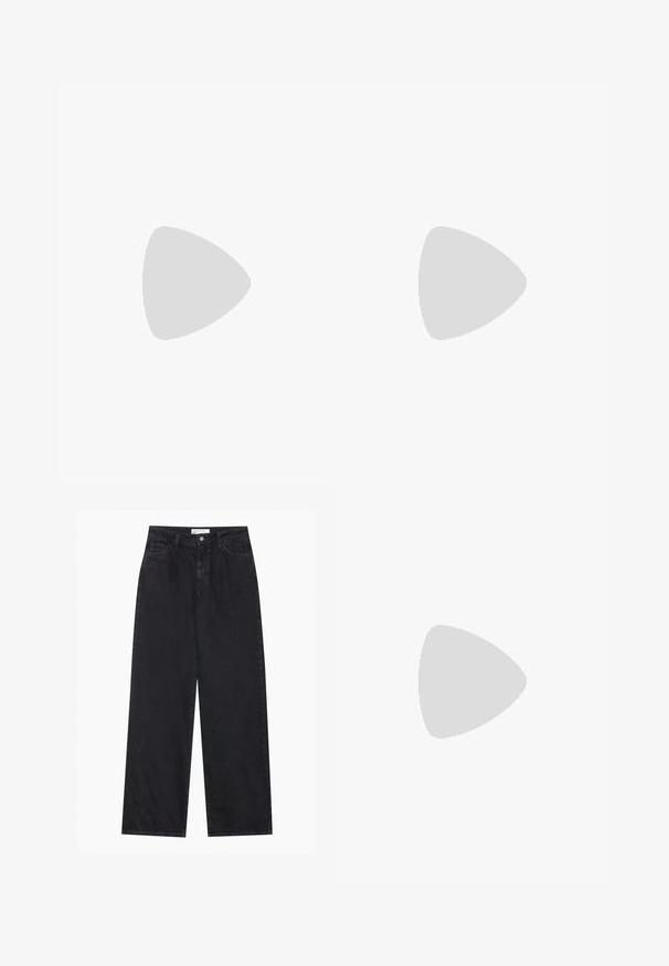 Dugih rukava majica u tamnoljubičastoj mješavini pamuka s čipkastim obrubom oko V izreza. Prilagođen dizajn s glatkom teksturom i bez vidljivih kopčanja.; Crne traperice širokog kroja s visokim strukom, s prednjim dugmetom i patentnim zatvaračem, petljama za pojas i pet džepova.; Sandalice s uskim potpeticama u tamnosmeđoj lakiranoj koži, s uskom visokom potpeticom i prilagodivim remenom oko gležnja s kopčom.; Mornarska platnena torba s mekim, strukturiranim oblikom, s crnim remenom, šavnim detaljima i malom oznakom branda.