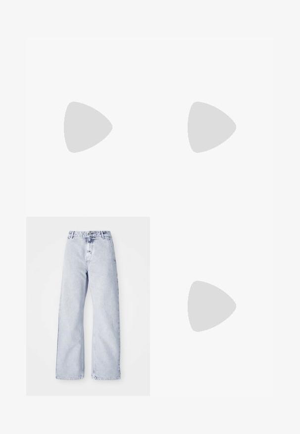 Tumesinine Nike jalgpallipusa, millel on ümmargune kaelus, lühikesed varrukad ja hallid aktsendid. "QATAR AIRWAYS" trükitud valgega. Meeskonna logo rinnal.; Heledad sinised laiad säärised teksad kõrge vöökoha, nupuga kinnituse ja viie tasku disainiga. Pehme tekstuur ja nähtavad õmblemise detailid.; Nike tossud valgest ja helesinisest nahast, millel on augulised varbakatted, tasased paelad ja kummist talla, koos siniste teksadega.; Hõbedased rõngas kõrvarõngad, millel on sile ja poleeritud viimistlus. Ringikujuline, ühtlane laius, kerge kinnitamise jaoks. Lihtne ja elegantne.