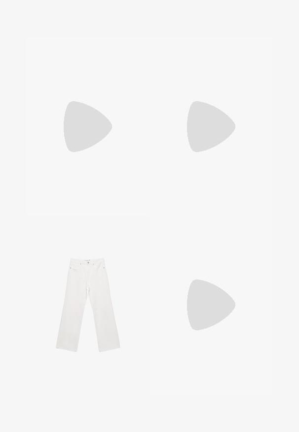 Schwarzes Spitzen-Crop-Top mit langen Ärmeln. Verfügt über ein florales Muster, einen runden Halsausschnitt und eine halbtransparente Textur. Weiches, leichtes Material.; Weiße Denim-Hose mit weitem Beinschnitt, ausgestattet mit einem klassischen Fünf-Taschen-Design, Metallbeschlägen und Kontrastnähten. Glatte Textur und lockere Passform.; Schwarze Leder-Pumps mit spitzer Zehe, einem Knöchelriemen und einem blockigen Absatz. Flache Textur, elegantes Design und minimalistische Ästhetik.; Schwarze Lederhandtasche mit geschwungener Form, abnehmbarem Tragegurt und goldenen Beschlägen. Die Tasche verfügt über einen Deckel mit einer Schnallen-Details.