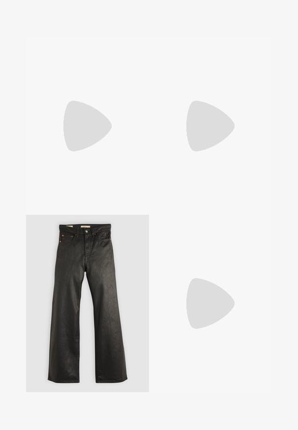 Pruun, seljataha avatud, kuid tekstiilse disainiga pluus, millel on laineline kaelus; servades on dekoratiivne tikand.; Mustad denim laiade jalatsid, millel on sile tekstuur, viie taskuga ja pronksist detailid. Klassikaline nööp-kinnitus.; Must musta nahk kingad sanga ja terava ninaga, ankle strapidega, millel on hõbedased pandlad ja riistvara ning õhuke konts.; Kuldmetallist käekott, millel on struktureeritud disain, sile tekstuur ja reguleeritav rihm. Omab ainulaadset kolmnurkset kuju ja minimalistlikku õmblust.