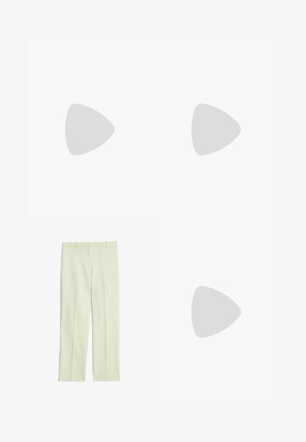 Lichtbeige top met een cowl-neck en dunne bandjes, met gedrapeerd materiaal voor een textuur en een aansluitende pasvorm.; Crème-kleurige op maat gemaakte broek met een recht model, met een platte voorkant, riemlussen en een soepele textuur.; Zwarte leren slingback pump met een puntige neus, lage hak en een gladde textuur. Beschikt over een dunne verstelbare band voor een veilige pasvorm.; Schildpadbril met een glad, afgerond rechthoekig montuur en bruine lenzen. Heeft dunne, gebogen armen met een glanzende afwerking.