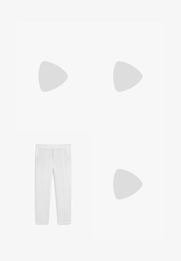 Světle modré tričko s krátkým rukávem, bavlněný materiál, kulatý výstřih, mírně uvolněný střih, hladká textura, bez vzorů nebo akcentů.; Bílé lněné kalhoty s rovnými střihy, které mají dvě přední kapsy a knoflíkovou légu. Hladká textura, žádné viditelné vzory nebo akcenty.; Hnědé semišové boty s kulatou špičkou a nízkým podpatkem, s detailním prošíváním podél švů a šněrováním vpředu. Měkká textura s elegantním designem.; Stříbrné kovové hodinky s broušeným modrým ciferníkem, bílými hodinovými indexy a zobrazením data. Mají spojený kovový pásek a logo značky.