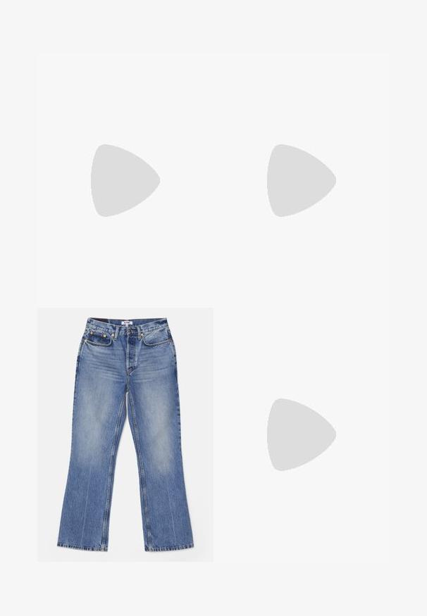 Grå bomull t-shirt med en tecknad hund som håller en telefon, med texten "behöver du en vän att prata med? Jag lyssnar."; RE/DONE LOOSE - Jeans bootcut - hacienda; Vita lädersneakers, låg design, med en slät yta, rund tå, snörning fram och en liten broderad logotyp på sidan.; Svart läder halv månformad väska med en guldfärgad detalj och dragkedja. Bärs över kroppen över en grå tröja.