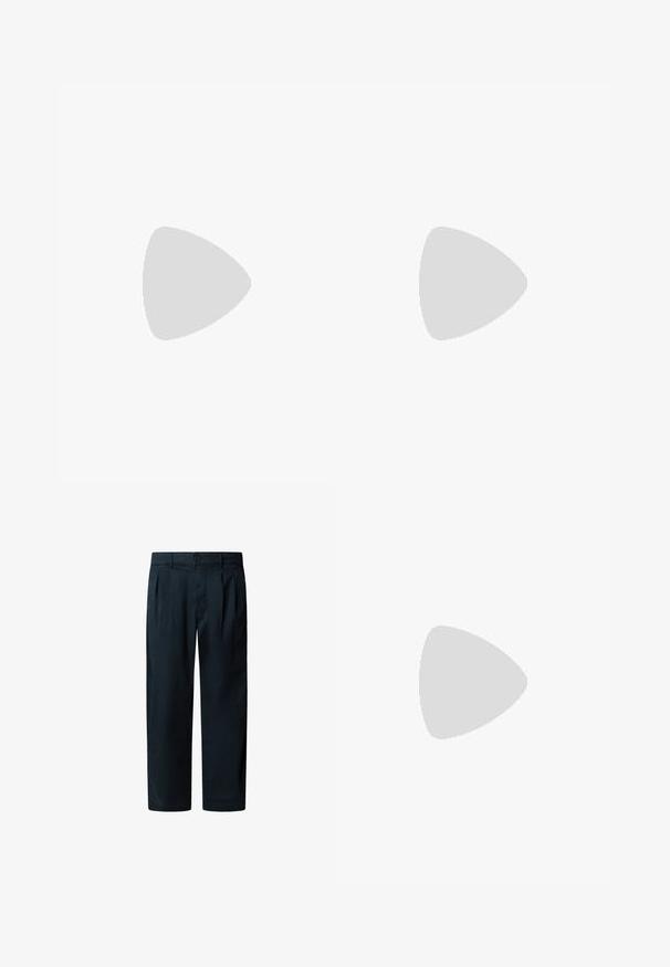 Polo a righe in rosa tenue e bianco, maniche corte, colletto con patta a tre bottoni, realizzato in tessuto testurizzato.; Pantaloni blu scuro realizzati in misto cotone, con taglio dritto, pieghe frontali, chiusura con bottone e tasche laterali.; Pantaloni a pieghe larghi a quadri marroni e blu abbinati a scarpe bianche con dettagli neri e suole testurizzate, posizionati su uno sfondo verde.; Occhiali da sole neri con montatura ottagonale, lenti scure, finitura lucida, aste sottili e dettagli dorati sul davanti.