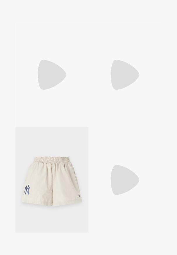 Dvě žebrované tílka v červené a černé barvě. Každé má tenké ramínka, úzký střih a měkkou bavlněnou texturu. Žádné viditelné logo nebo vzory.; Béžové bavlněné šortky s elastickým pasem, s námořnickým vyšitým logem NY na levé straně a malým námořnickým logem na lemu.; Hnědé lakované kožené lodičky na podpatku s špičatou špicí, otevřenými výřezy a tenkým podpatkem. Disponují nastavitelným páskem se sponou.; Sluneční brýle s kočičími ušima a šedými skly. Mají úhlové obroučky, lesklý povrch a decentní logo na stranách.; Hnědá taška z faux semiše s dvěma pevnými ušima, strukturovaným tvarem a minimalistickým designem, který obsahuje jemné akcenty šití.