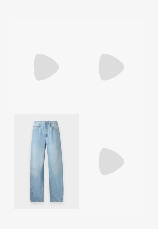 Hvid ribbet tanktop med tynde stropper, der har et tætsiddende design og blød tekstur. Materialet er strækbart og glat, hvilket øger komforten.; Lys blå denim jeans med lige ben-design, fem lommer og lynlås. Har synlige sømme og metalhardware-detaljer.; Hvide lærreds sneakers med beige ruskindsdetaljer, perforeret tåboks, flade snørebånd og en struktureret cremefarvet sål. Har diskret branding på hælen.; Sort kunstlæder håndtaske med krokodilteksur, indsnøret top og en sammenkrøben rem. Ser blød og kompakt ud i designet.
