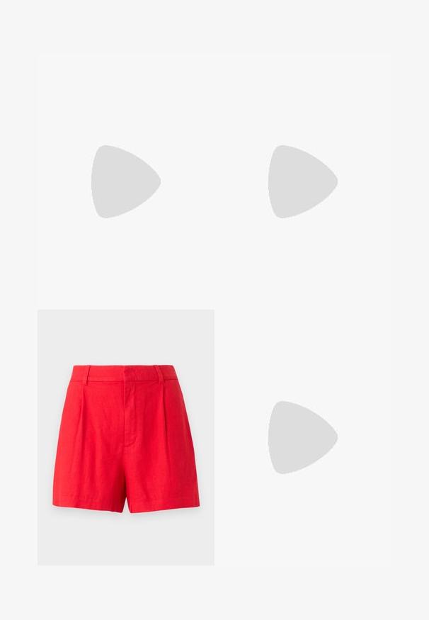 Débardeur noir à côtes avec un col rond et sans manches. Fabriqué en mélange de coton doux, comportant une étiquette au centre du dos.; Shorts en lin rouge avec une coupe soignée, featuring des plis, une texture lisse et une taille mi-haute.; Escarpins slingback en cuir verni noir avec un bout pointu et un petit talon bloc, mettant en avant un accent en boucle argentée sur la sangle.; Sac à main en cuir noir avec une forme courbée, bandoulière amovible et des accessoires en or. Le sac est doté d'un rabat avec un détail de boucle.