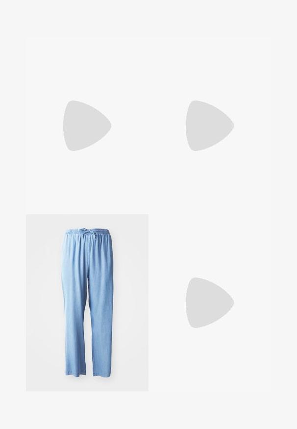 Top sin mangas de color verde claro con cuello de cowl, hecho de una tela texturizada. Tiene una forma ajustada y un dobladillo liso.; Pantalones de corte relajado en azul claro, confeccionados en una tela suave, con una cintura elástica y cordón ajustable, que presentan piernas rectas y sin bolsillos.; Zapatos de tacón en charol negro con tira al tobillo, punta afilada y un pequeño tacón bloque, que cuentan con un acento de hebilla plateada en la correa.; Pendientes de aro de plata con un acabado suave y pulido. Forma redonda, diseño ligero, con un mecanismo de cierre seguro.