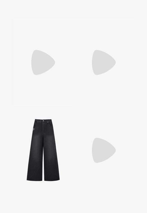 LOIS Jeans NEW EMMA CENTER - T-shirt basic - navy; Pantaloni in denim nero a gamba larga con vita alta, caratterizzati da dettagli di cucitura discreti e un piccolo logo sulla tasca anteriore sinistra.; Stivaletti in pelle nera alla caviglia con punta rotonda, lace-up frontale e suola in gomma spessa con battistrada textured. Tassello sul retro.; Occhiali da sole rotondi con motivo tartarugato e lenti trasparenti. Presentano una montatura spessa e leggera con steli sottili.; Foulard rosso in cotone, con motivi a paisley bianchi e a pois, dalla forma triangolare e con un'etichetta nell'angolo inferiore.